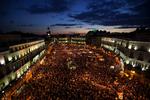 Belejring. Siden søndag har Plaza del Sol i Madrid og adskillige andre dele af Spanien været belejret af demonstranter dag og nat. 
