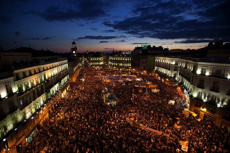 Belejring. Siden søndag har Plaza del Sol i Madrid og adskillige andre dele af Spanien været belejret af demonstranter dag og nat. 