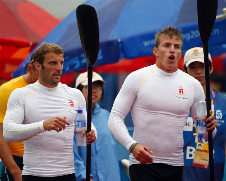 enerkajak. René Holten Poulsen (th) efter 500 meter-løbet ved OL 2008 sammen med Kim Wraae Knudsen. 