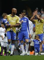 børneparade. Chelseas Nicolas Anelka (tv) viser den milde side sammen med sit barn under turen rundt til de klappende fans efter sidste hjemmebanekamp i denne sæson. 
