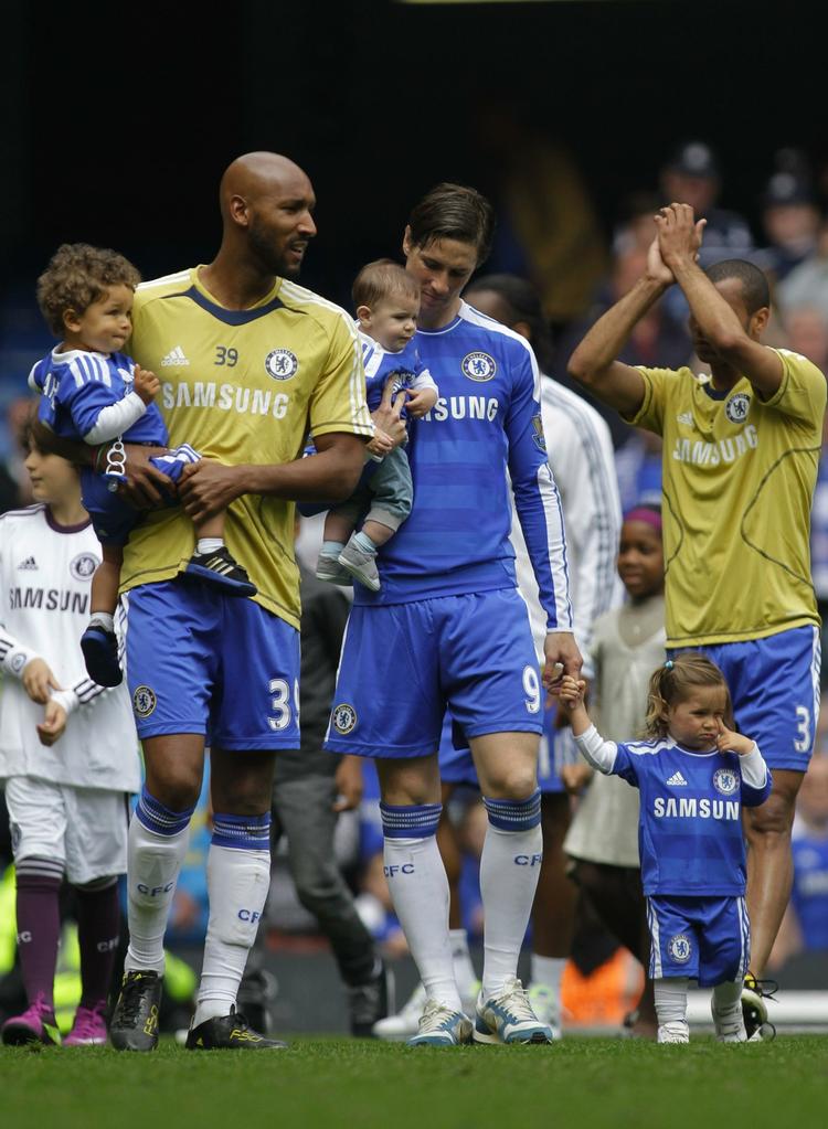 børneparade. Chelseas Nicolas Anelka (tv) viser den milde side sammen med sit barn under turen rundt til de klappende fans efter sidste hjemmebanekamp i denne sæson. 
