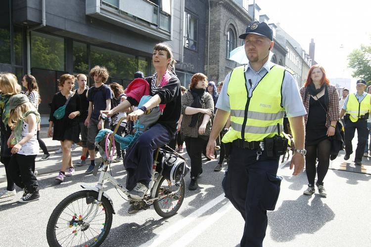 Dialog. Politiet er mødt op i gule veste og har uddelt løbesedler. 