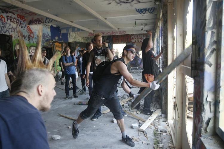 Aktion. Flere hundrede har besat Søminen, der har stået tom siden 2008. Ejeren kan ikke leje bygningen ud. 