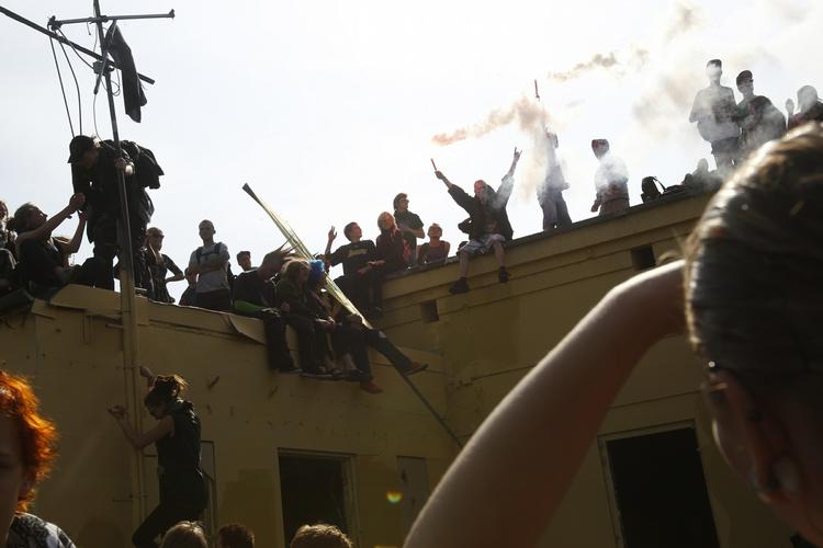 Fredet. BZ'erne får lov at feste resten af aftenen. 