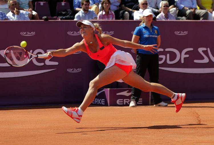 svedigt. Caroline Wozniacki kom på hårdt arbejde mod kinesiske Shuang Peng i den medrivende finale i Bruxelles. 