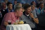 tilskuer. Klubejer Jesper Nielsen (th) fulgte sit holds DM-march til dørs fra første parket i Parken. 