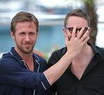 Drive. Den canadiske skuespiller Ryan Gosling dækker for instruktør Nicholas Winding Refns ansigt under dagens pressetur for danskerens Cannes-bidrag. 