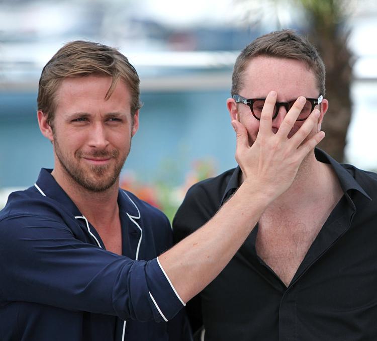 Drive. Den canadiske skuespiller Ryan Gosling dækker for instruktør Nicholas Winding Refns ansigt under dagens pressetur for danskerens Cannes-bidrag. 