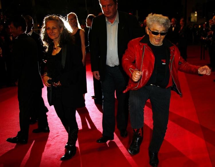 Lehavre. Aki Kaurismäki i lys skjorte og entertaineren Little Bob på den røde løber i Cannes i forbindelse med visningen af Kaurismäkis roste film, 'Le Havre'. 