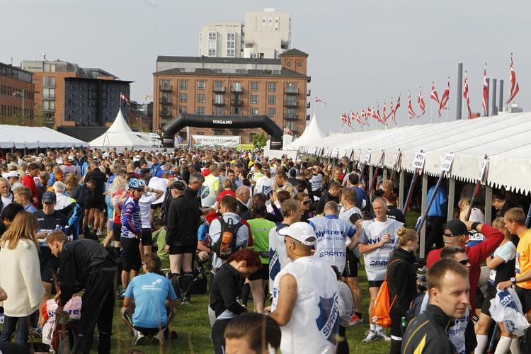 Mellem 11.000 og 12.000 løbere skal i løbet af dagen igennem København på årets Copenhagen Marathon. Her er løberne ved at samle sig ved omklædningsteltene. 