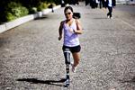 LIVSMOD. Enhver maratonløber overvinder udfordringer i løbet af de 42,195 km. Kinesisk/amerikanske Scout Bassett har sort bælte i lige netop den disciplin. Man kunne tro, at hun risikerer vabler, hvor det kunstige ben sidder fast, men silikonefatningen gør jobbet, og problemet er mere træthed i ryggen og hoften, fordi hun skal stabilisere kroppen hele tiden. 