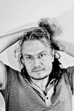 LUK. »Der har været en nyfigenhed omkring min person og mit hår og hvad ved jeg. Og jeg har bare en impuls, der siger: Tag for helvede at passe jer selv«, siger Henrik Dahl. 