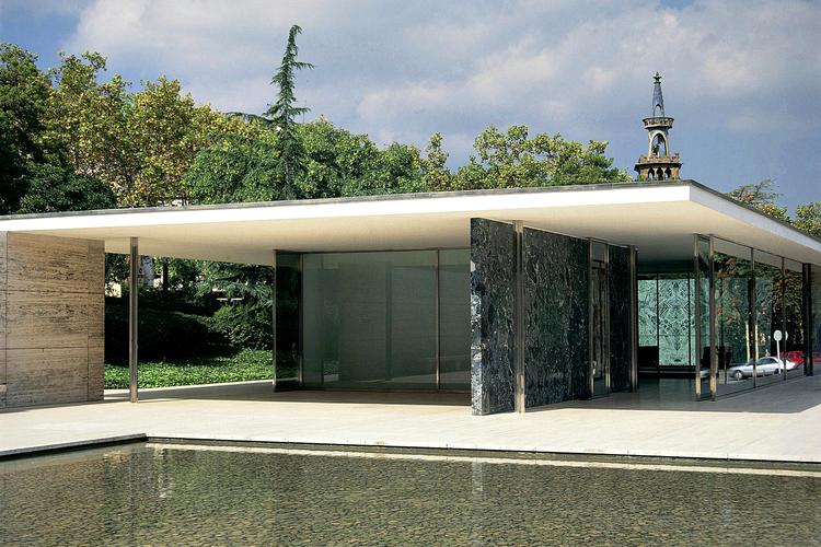 Barcelonapavillonen.  Mies van der Rohes tyske pavillon til verdensudstillingen i 1929 vandt i begyndelsen ingen opmærksomhed. Arkitekturhistorikerne opdagede den først omkring 1960, da den for længst var revet ned. 