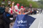 Endelig. Finske Mårten Boström kommer i mål som nummer et i tiden to timer 21 minutter og 45 sekunder. 