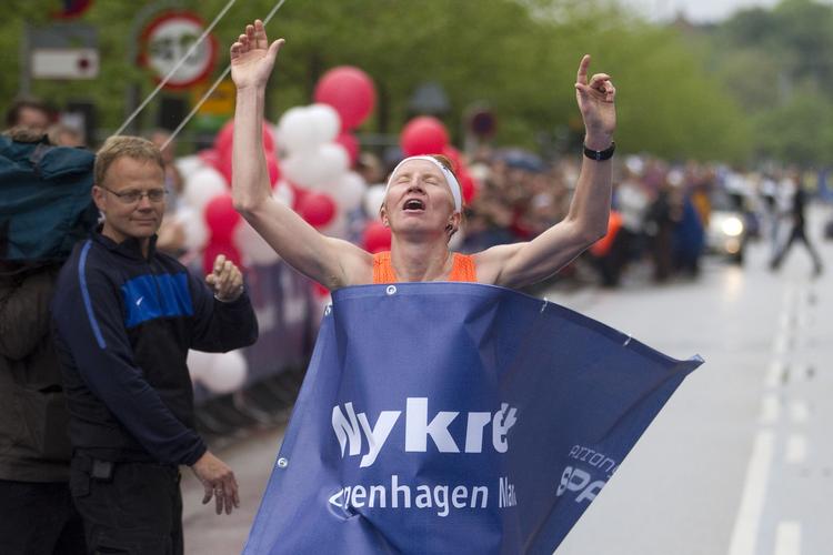 Endelig. Finske Mårten Boström kommer i mål som nummer et i tiden to timer 21 minutter og 45 sekunder. 