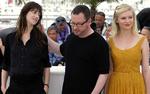 melankoli. Lars von Triers uheldige pressemøde har indtil videre ikke haft den store indflydelse på salget af hans film 'Melancholia'. Med foruroligende undertoner skildrer filmen forholdet mellem det umage søsterpar Justine (Kirsten Dunst) og Clair (Charlotte Gainsbourg). 
