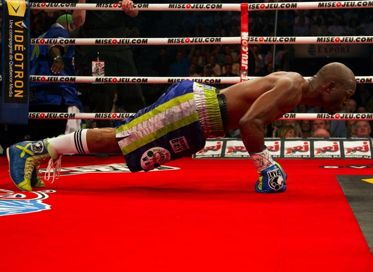 overskud. Før syvende runde viste Bernard Hopkins overskud ved at lave armbøjninger, inden Jean Pascal kom ud af sit ringhjørne. 