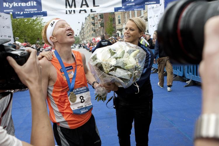 Vinder hos mændene, Mårten Boström, Finland, har fået medaljen om halsen på Islands Brygge. 