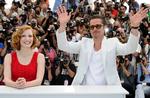 cannes-favoritter. Jessica Chastain og Brad Pitt poserer for Cannes' blitzende fotografer. Begge spiller med i filmredaktørens guldpalmefavorit 'The Tree of Life', instrueret af den tilbagetrukne Terrence Malick. 