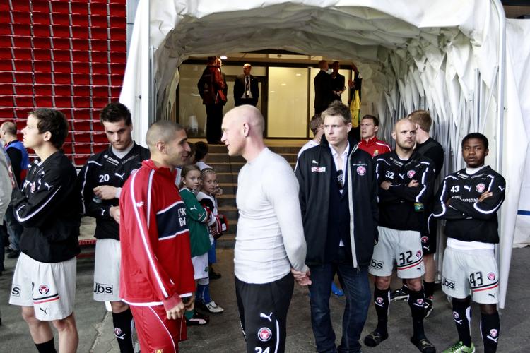 ventetid. På grund af risikoen for lynnedslag måtte spillerne blive udenfor kridtstregerne i Parken. 