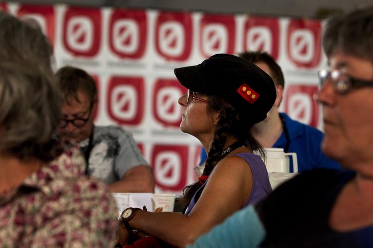 Ligestilling. De fire første er sikre. En kvinde og tre mænd.  Men Enhedslisten står lige nu til mere end fire mandater i meningsmålingerne, og skulle de nå op på seks, vil kønsfordelingen være helt lige. Syv vil lægge kvinderne i front. Her er vi til partiets årsmøde i Korsgadehallen på Nørrebro. 