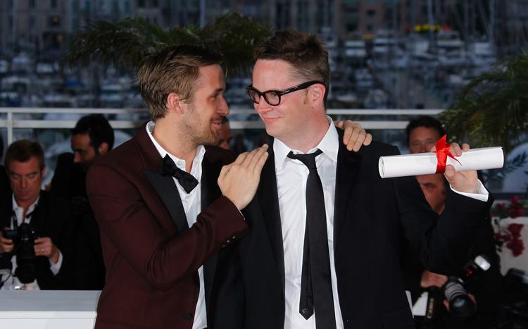 Jaaaa. Refn fremviser sin hædersbevisning foran sin stjerne, skuespilleren Ryan Gosling. 