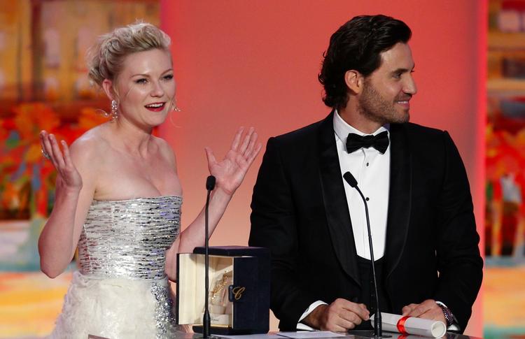 Flygtet. Kirsten Dunst er mere begejstret for at modtage priser - som for bedste skuespillerinde her - end for at snakke mere om von Triers nazi-snak. 