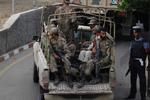 Kampklare. Pakistanske soldater ved den store militærbase, som er blevet angrebet af Taleban. 