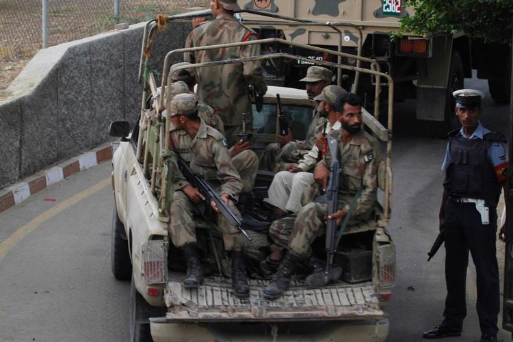 Kampklare. Pakistanske soldater ved den store militærbase, som er blevet angrebet af Taleban. 