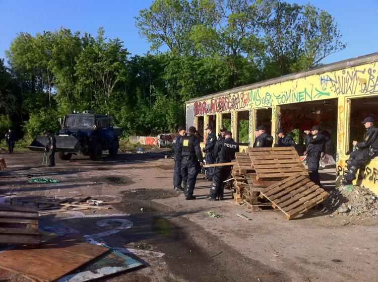 Morgenaktion. Det gamle søminedepot her til morgen, hvor politiet er i gang med at rydde området. 