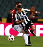 fjerdeplads. Udineses Alexis Sanchez klemmer sig foran AC Milans Mark Van Bommel i det uafgjorte opgør, som sikrer Udinese en overraskende plads i Champions Leagues kvalifikationskampe. 