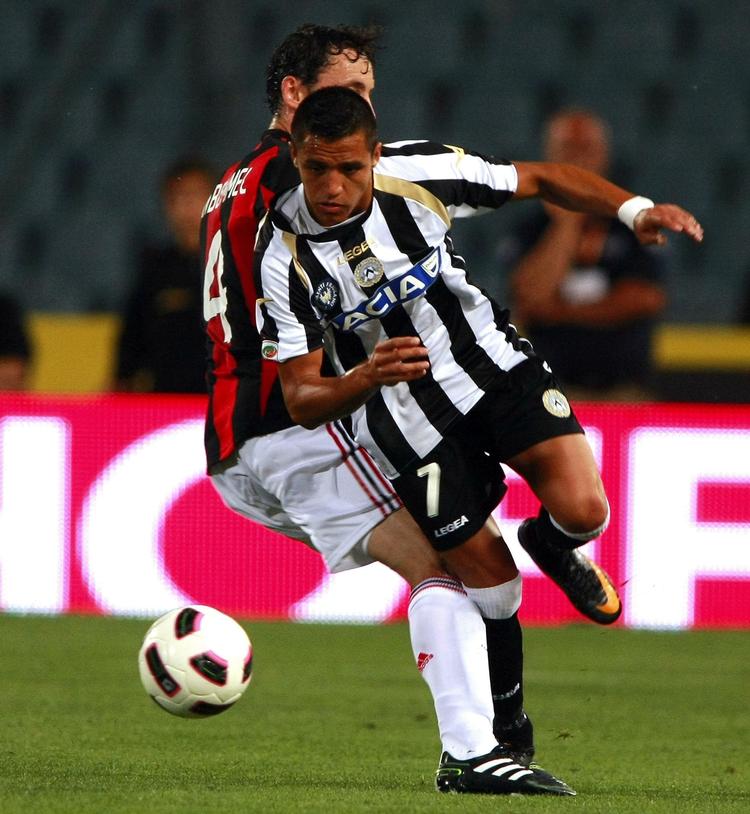 fjerdeplads. Udineses Alexis Sanchez klemmer sig foran AC Milans Mark Van Bommel i det uafgjorte opgør, som sikrer Udinese en overraskende plads i Champions Leagues kvalifikationskampe. 