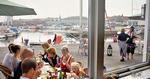 SOMMERFERIE. Frokost på havnen i en dansk by er igen populært 