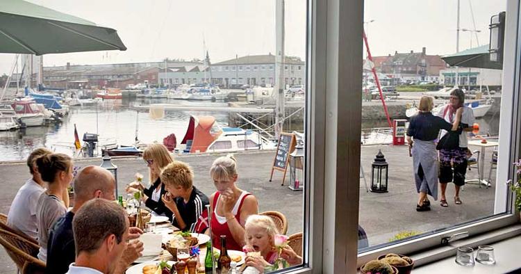 SOMMERFERIE. Frokost på havnen i en dansk by er igen populært 