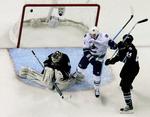 fronthold. San Jose Sharks finske målmand, Antti Niemi, må give op over for et forsøg fra Vancouver Canucks Ryan Kesler. Vancouver fører nu semifinaleserien 3-1. 