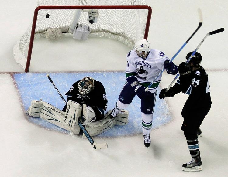 fronthold. San Jose Sharks finske målmand, Antti Niemi, må give op over for et forsøg fra Vancouver Canucks Ryan Kesler. Vancouver fører nu semifinaleserien 3-1. 