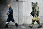 BOMBEFRYGT. Politiet sendte bombeeksperter ind til den kvæstede tjetjener, da han lå iført håndjern i Ørstedsparken. Der var frygt for, at han havde eksplosiver på sig. 