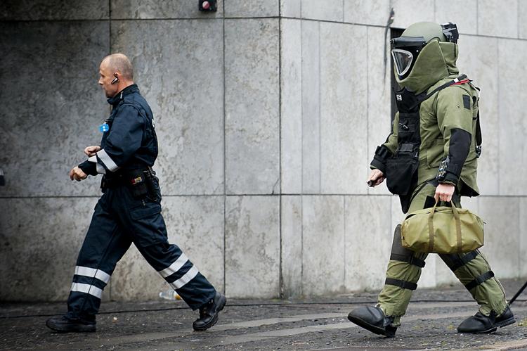BOMBEFRYGT. Politiet sendte bombeeksperter ind til den kvæstede tjetjener, da han lå iført håndjern i Ørstedsparken. Der var frygt for, at han havde eksplosiver på sig. 