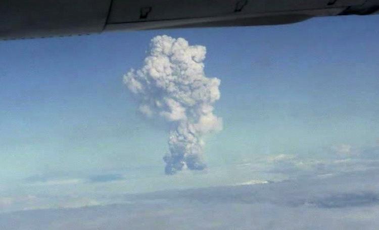 Her ses vulkanskyen fra et fly. Skyen har lukket dele af luftrummet over Island. 
