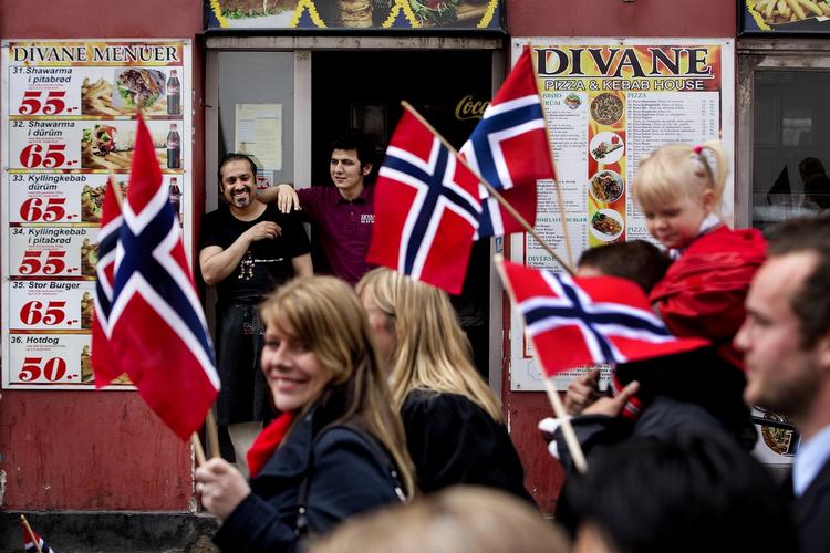 Danskere? Sjømannskirken i København 17. maj, hvor Norge fejrer sin nationaldag. Nu ser det ud til, at flere nordmænd vil få danske aner. 