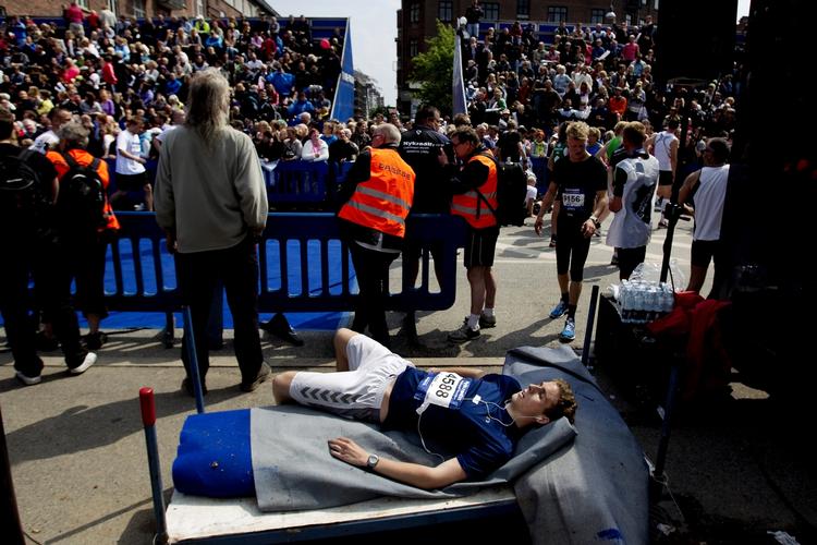 færdig. 21-årige Paw Wöhlk slapper af efter sit første maraton. 