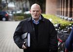 Bedrager. Erik Skov Pedersen på vej i Retten i Lyngby 9. maj, hvor han blev idømt tre års ubetinget fængsel for groft dokumentfalsk. 