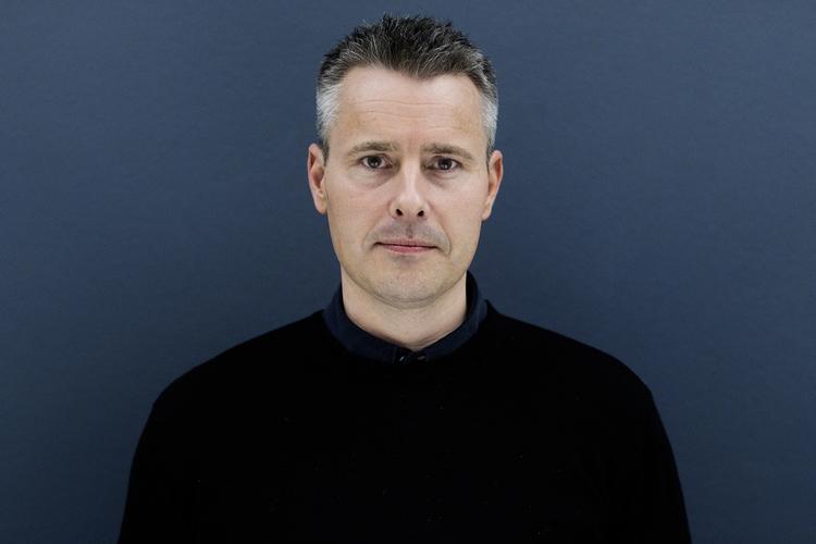 Kursskifte. Mange kulturradikale er fornærmede over præstefætrenes kulturkamp, sagde Henrik Sass Larsen til Politiken i 2003. Den fornærmelse delte han ikke, og det gør han stadig ikke. 