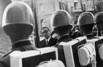 Gåde. Salvador Allende fotograferet i maj 1973, mens han inspicerer soldater i Chiles hovedstad Santiago. Fire måneder senere døde han, og nu skal dødsårsagen afklares. 