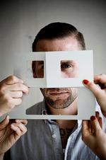 Indrammet. Liam O' Connor framer sin indre libertiner på albummet af samme navn. I et forsøg på at komme levemanden til livs. For som han siger: »Jeg har ramt et punkt i mit liv , hvor jeg stopper op og tænker, at for to år siden havde jeg ikke ret. Og en af de ting, jeg ikke havde ret i, var, at det, jeg har brugt de seneste ti år af mit liv på, er positivt«. 