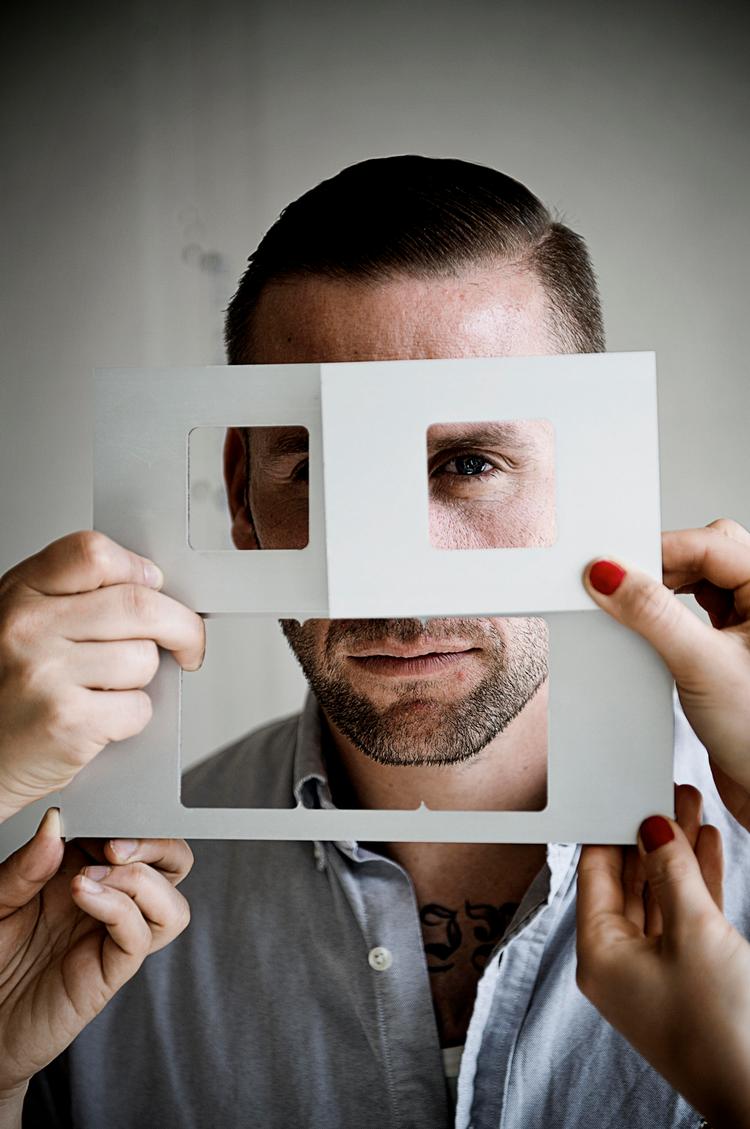 Indrammet. Liam O' Connor framer sin indre libertiner på albummet af samme navn. I et forsøg på at komme levemanden til livs. For som han siger: »Jeg har ramt et punkt i mit liv , hvor jeg stopper op og tænker, at for to år siden havde jeg ikke ret. Og en af de ting, jeg ikke havde ret i, var, at det, jeg har brugt de seneste ti år af mit liv på, er positivt«. 