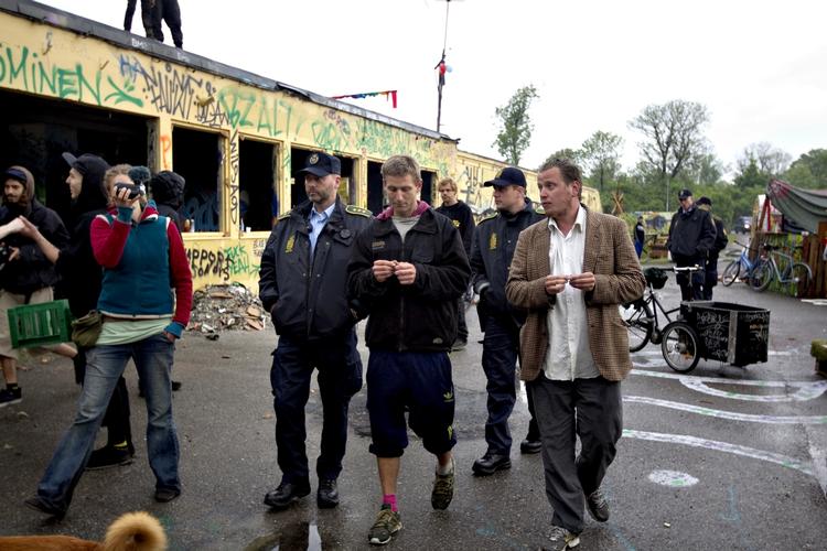 BESÆTTELSE. Betjente lod sig vise rundt på den besatte ejendom af nogle af arrangørerne. 