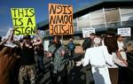 Moddemonstration. Efter Jorden ikke var gået under alligevel, glædede folkemængden foran radiostationen sig. 