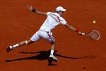 Sejr. Vinder Djokovic sine næste fire kampe, tangerer han legenden John McEnroes rekord for den længste sejrsstime siden sæsonåbningen. 