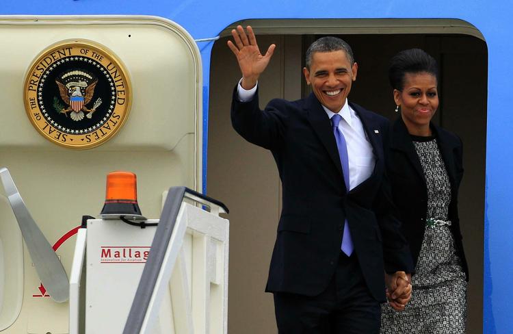 Velkommen. Den amerikanske præsident, Barack Obama og hustruen Michelle er landet i Dublin Lufthavn. 